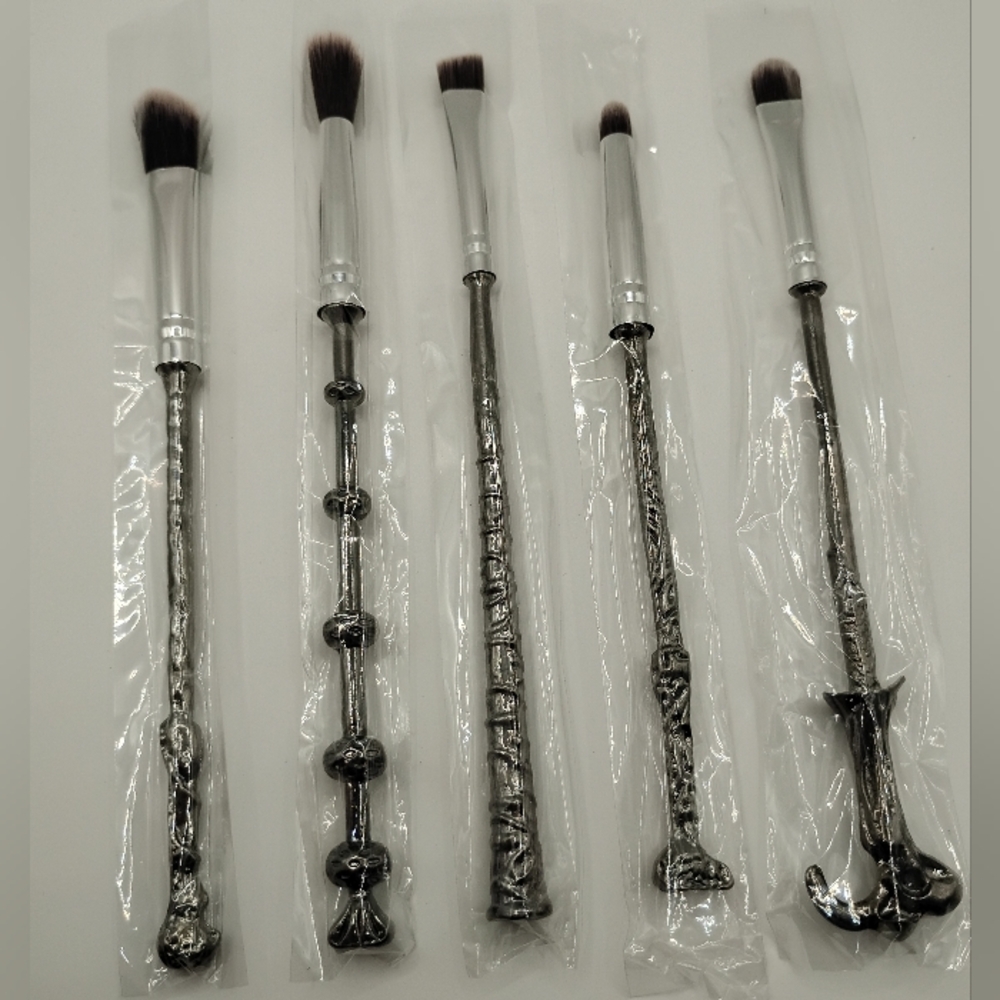 Storybook Cosmetics Harry Potter Brush Set With Velvet Bag - Picture 5 of 8